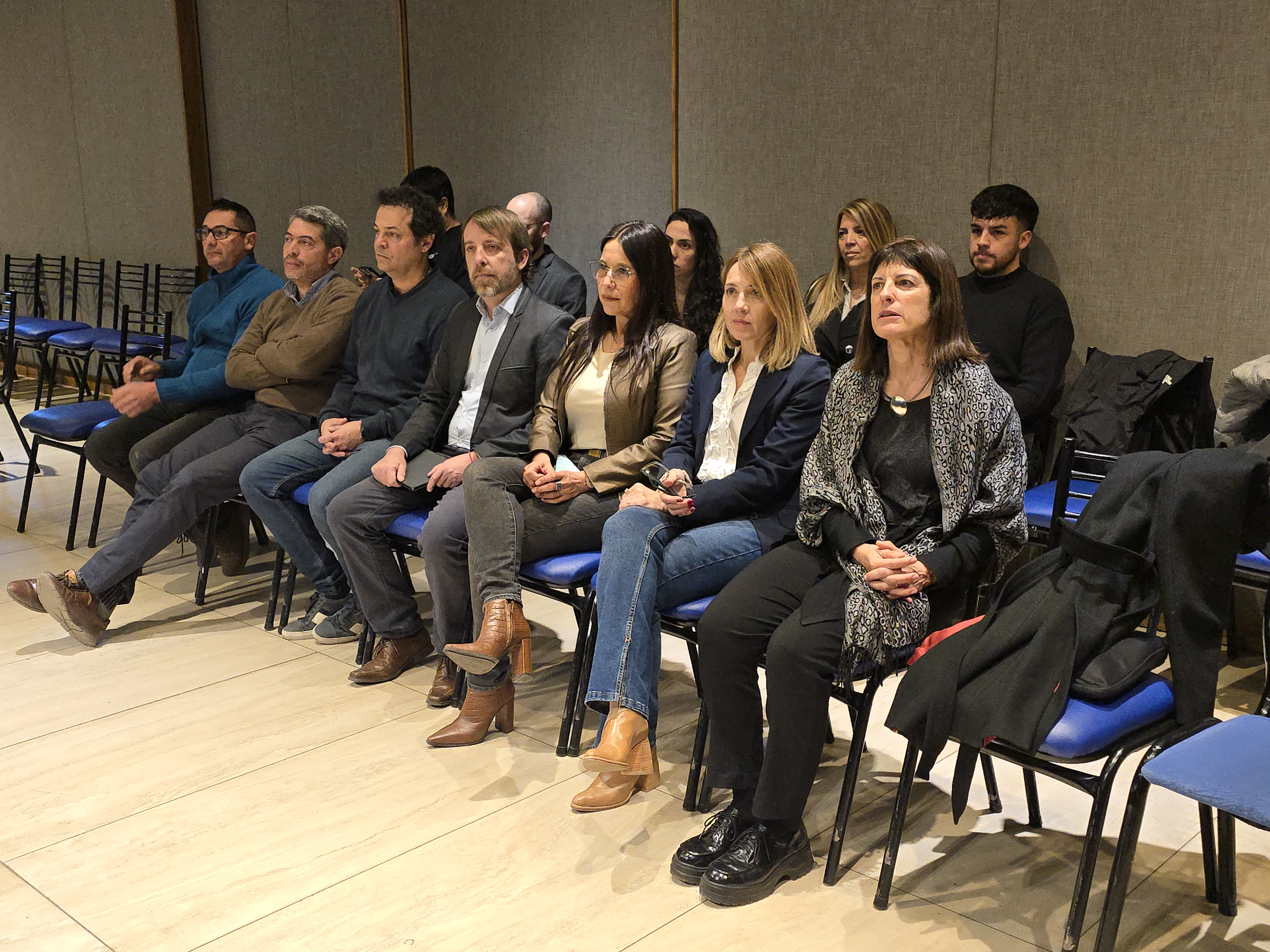 Gabriela Ábalos disertó en la Legislatura sobre autonomía municipal