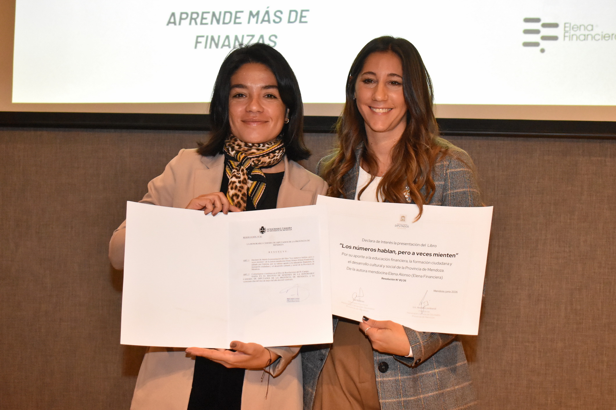 Distinguen a la economista Elena Alonso en la Legislatura