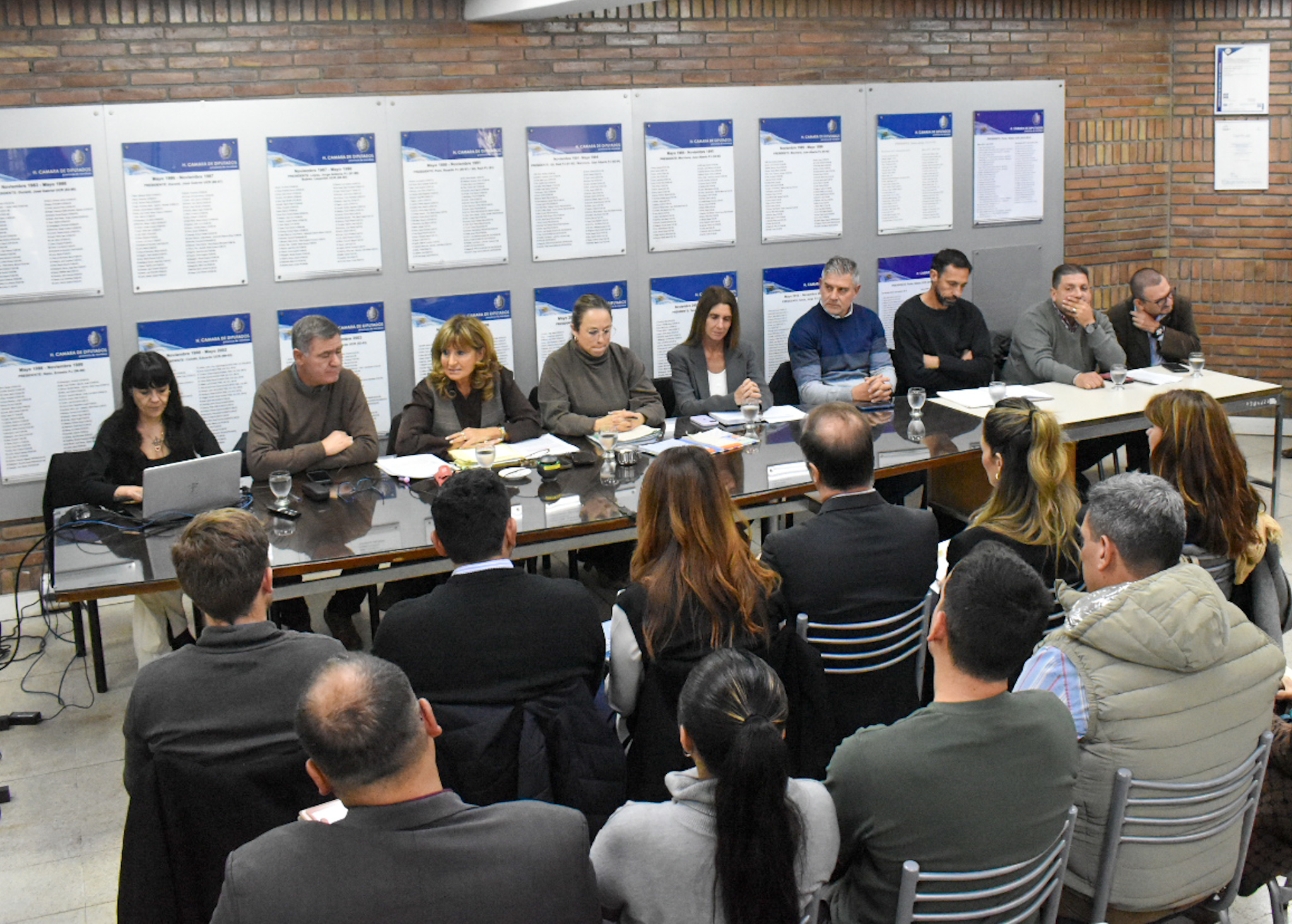 Representantes de gremios junto a un plenario de comisiones por cambios en Juegos y Casinos y el Fondo para la Transformación